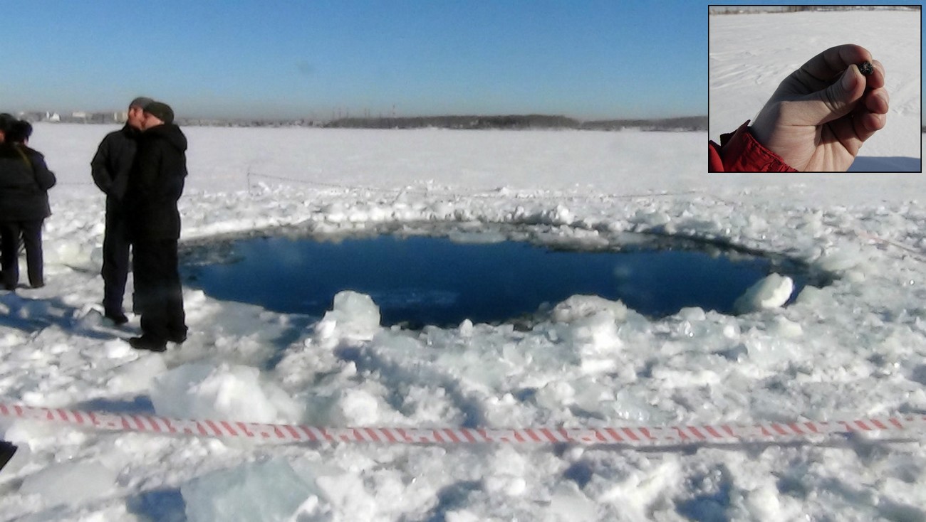 Les premiers morceaux de la météorite de l'Oural ont été retrouvés au bord du lac de Tchebarkoul. Il s'agirait d'une météorite de la classe des chondrites avec 10 % de fer. © AFP,&nbsp;Chelyabinsk Region Police Department&nbsp;; Denis Panteleev pour la vignette