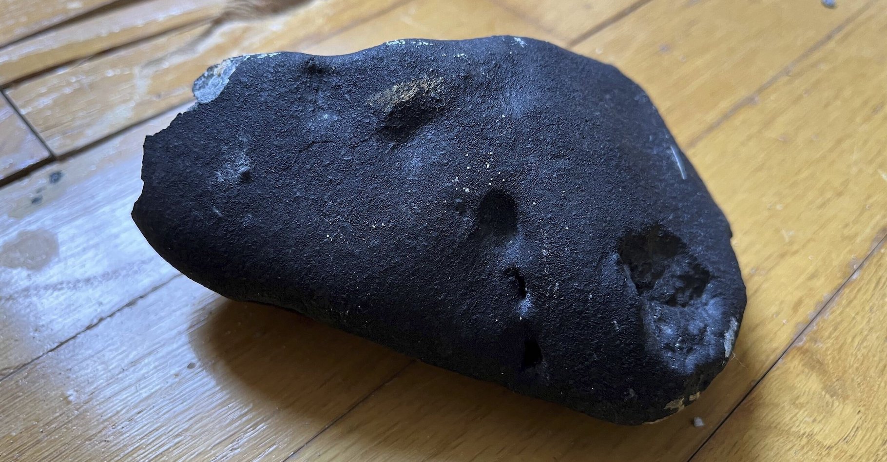 Une météorite rare a terminé sa course dans une maison du New Jersey (Etats-Unis) cette semaine. © Hopewell Township Police Department