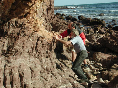 Les géologues Chris von der Borch (avant-plan) et David Mrofka (arrière-plan) recherchant des preuves de suintements de méthane dans des sédiments anciens en Australie du Sud. Crédit : M. Kennedy, UC Riverside