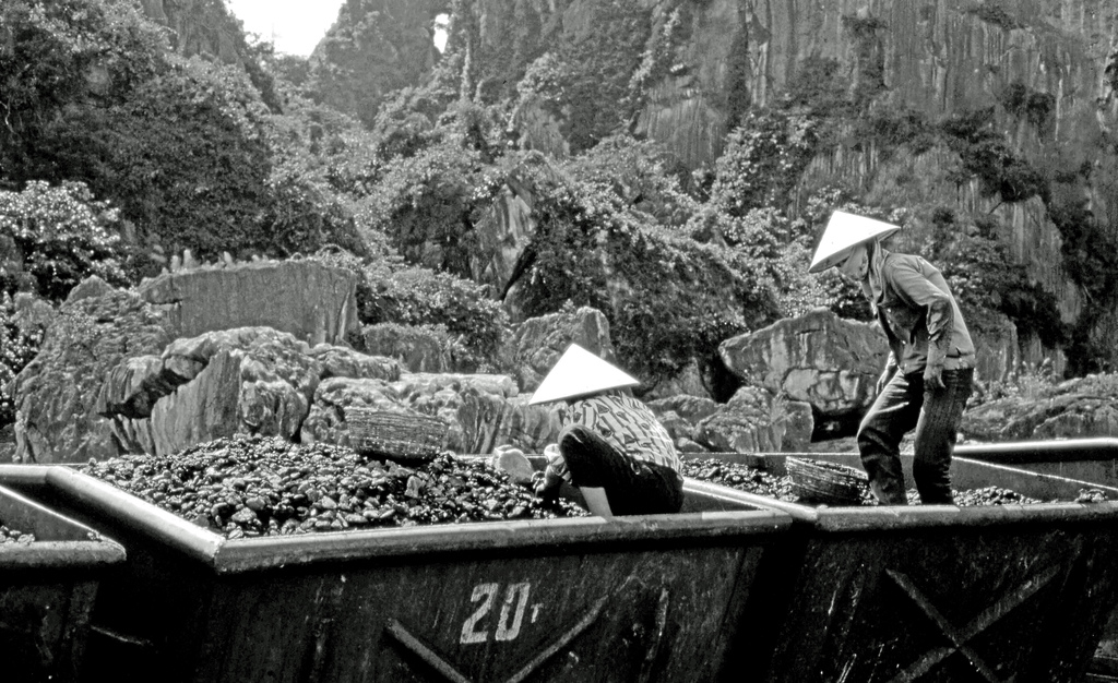 Une mine de charbon au Vietnam.&nbsp;Le district&nbsp;de&nbsp;Quang Ninh est une région riche en charbon, et la&nbsp;plupart de ses mines se trouvent à une vingtaine de kilomètres de la ville&nbsp;d'Halong.&nbsp;© Laurent KB, Flickr, cc by nc sa&nbsp;2.0