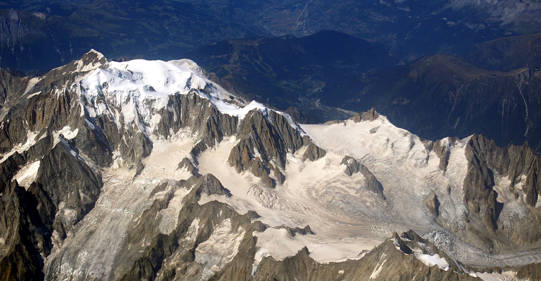 Le sommet du mont Blanc a dégelé ce week-end du 28-29 juin 2025. L’isotherme 0 °C est montée à 5 136 mètres d’altitude. Un record pour un mois de juin. © Joe MiGo, Wikipedia, CC by-SA 3.0