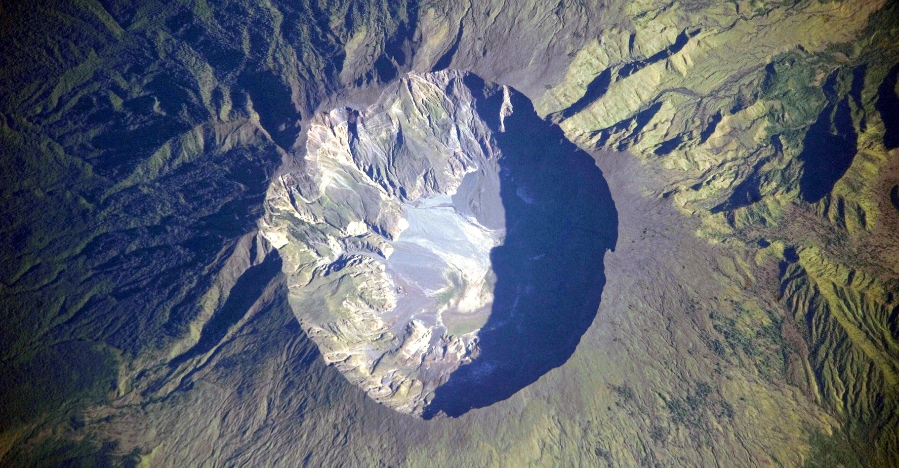 Les chercheurs pensent enfin tenir la preuve de l’impact de l’éruption du mont Tambora (Indonésie) sur « l’année sans été » 1816. © Nasa Earth Observatory, Wikipédia, DP