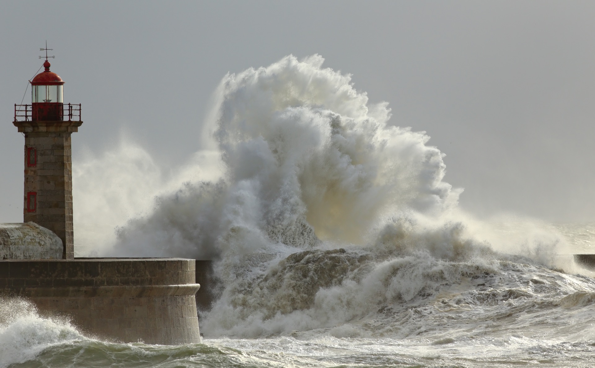 Trois tempêtes intenses ont touché les mêmes régions françaises et les îles britanniques, en moins d'une semaine. © Zacarias da Mata, Adobe Stock