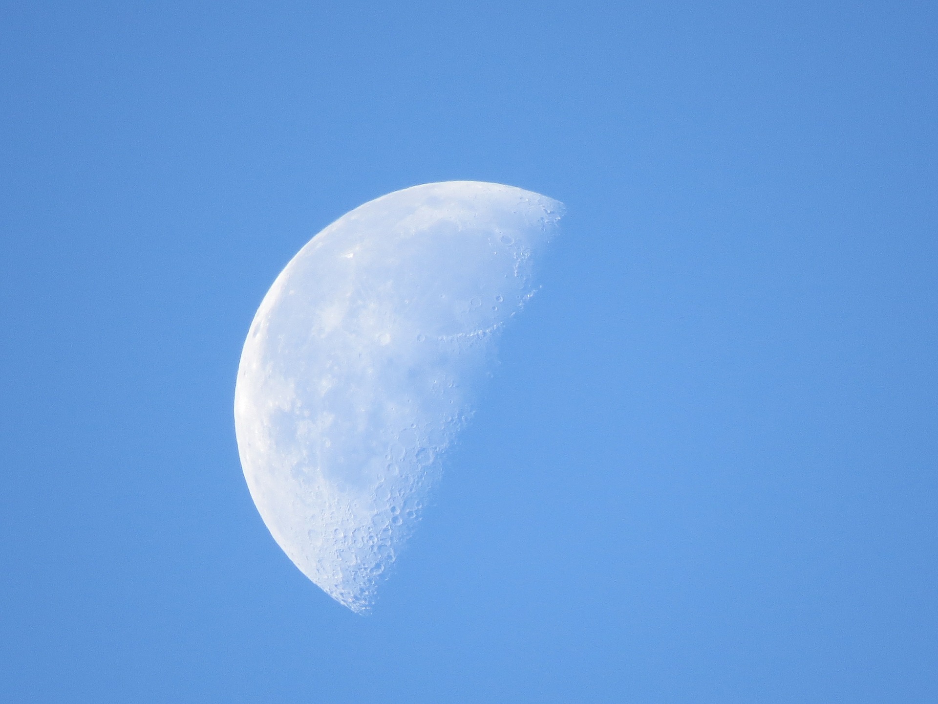 En fonction des saisons et de ses phases, la Lune peut être visible en plein jour. © airesvaz, Pixabay, DP