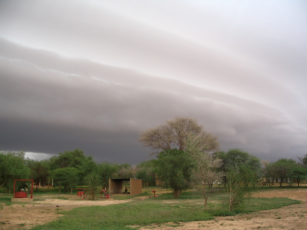 Arrivée de la pluie sur le site de mesure de l'IRD à Bani Zoumbou (Niger). En juillet et en août, lors de la mousson,&nbsp;il tombe respectivement&nbsp;en moyenne&nbsp;140 et 210 litres d'eau par m² à Niamey.&nbsp;©&nbsp;Jean-Louis&nbsp;Rajot, IRD