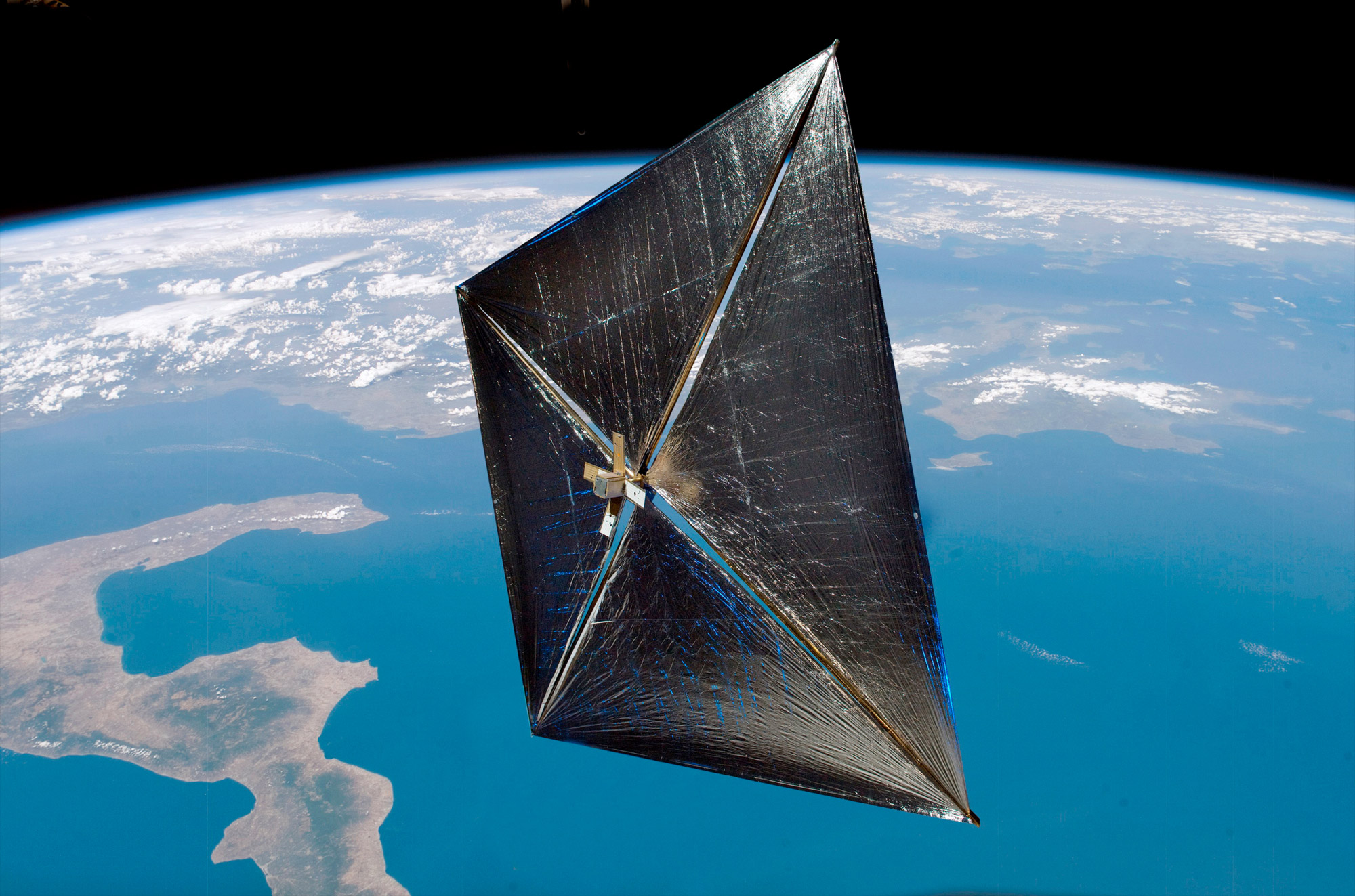 Conçue au centre spatial Marshall de la Nasa, cette voile solaire de 10 mètres carrés a été lancée par une fusée Minotaur 4. © Nasa