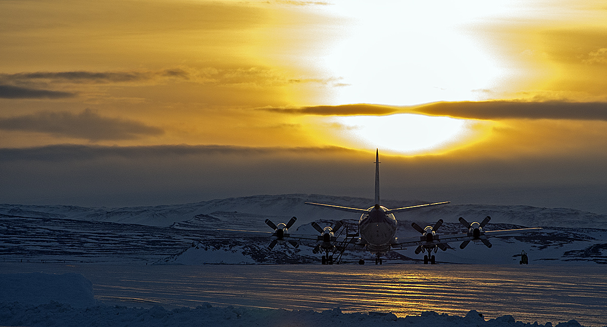 Sur la base aérienne de Thulé, à 1.500 km du pôle Nord, un Lockheed P-3B Orion spécialement équipé pour l'étude des glaces polaires est prêt à entamer une nouvelle campagne de mesures dans le cadre de la mission IceBridge. © Nasa, M. Studinger