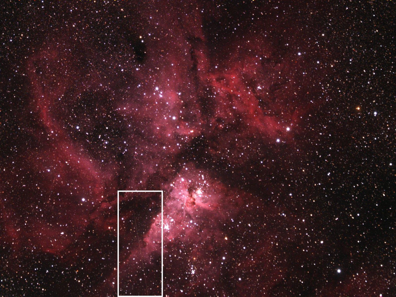 Depuis l'observatoire australien de Siding Spring, un télescope automatique a enregistré la trace du passage de l'astéroïde 2012 DA 14 dans le champ de la nébuleuse qui entoure l'étoile Eta Carinae. © Nasa, MSFC, Aaron Kingery