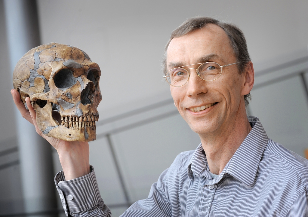 Svante Pääbo tenant dans sa main le crâne d'un Homme de Néandertal. Crédit : Max Planck Institute for Evolutionary Anthropology, Leipzig 