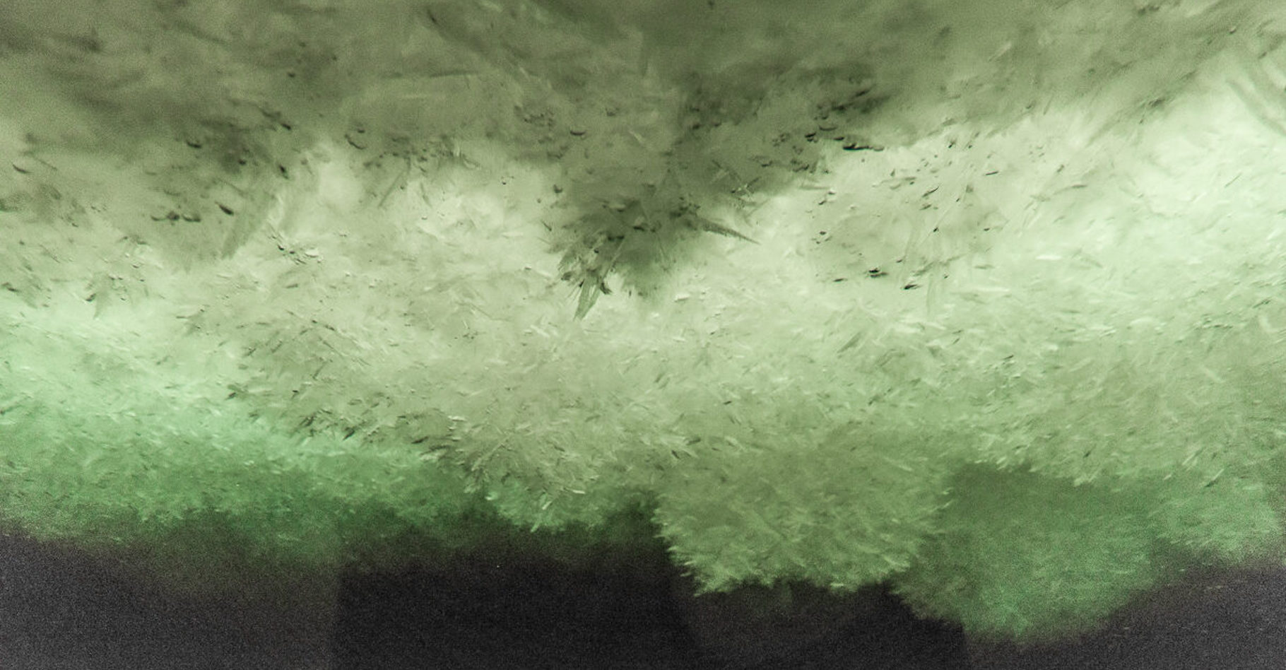 Sous la banquise de l’Antarctique, il se forme des monticules d’une drôle de neige sous-marine. C’est aussi le cas sur Europe, la lune de Jupiter, nous précise aujourd’hui des chercheurs de l’université du Texas (États-Unis). © Helen Glazer, Walking in Antarctica