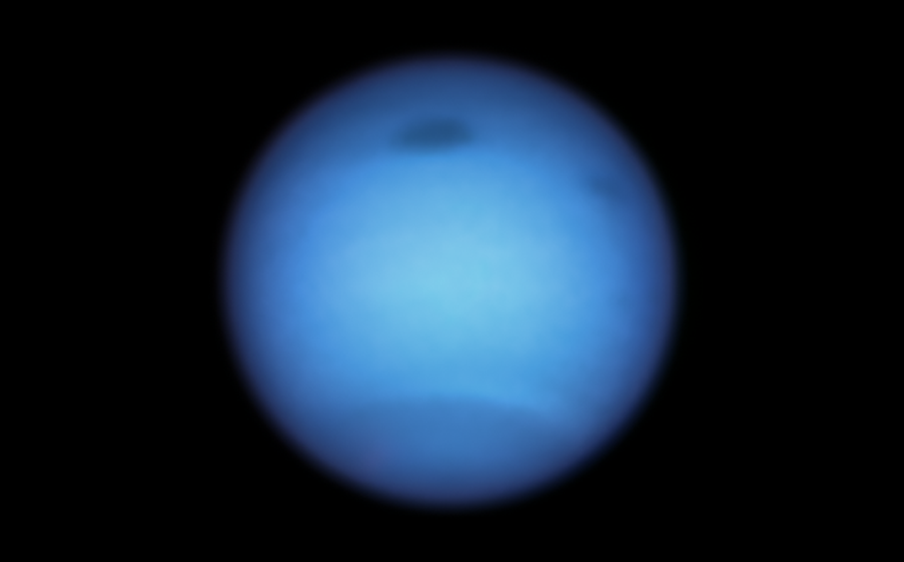 Dans l’atmosphère de Neptune, un vortex géant — en haut au centre de la planète sur cette image — se dirigeait tranquillement vers l’équateur lorsqu’il a soudainement fait demi-tour pour repartir vers le nord. © Nasa, ESA, STScI, M.H. Wong (Université de Californie, Berkeley), et L.A. Sromovsky et P.M. Fry (Université du Wisconsin-Madison)
