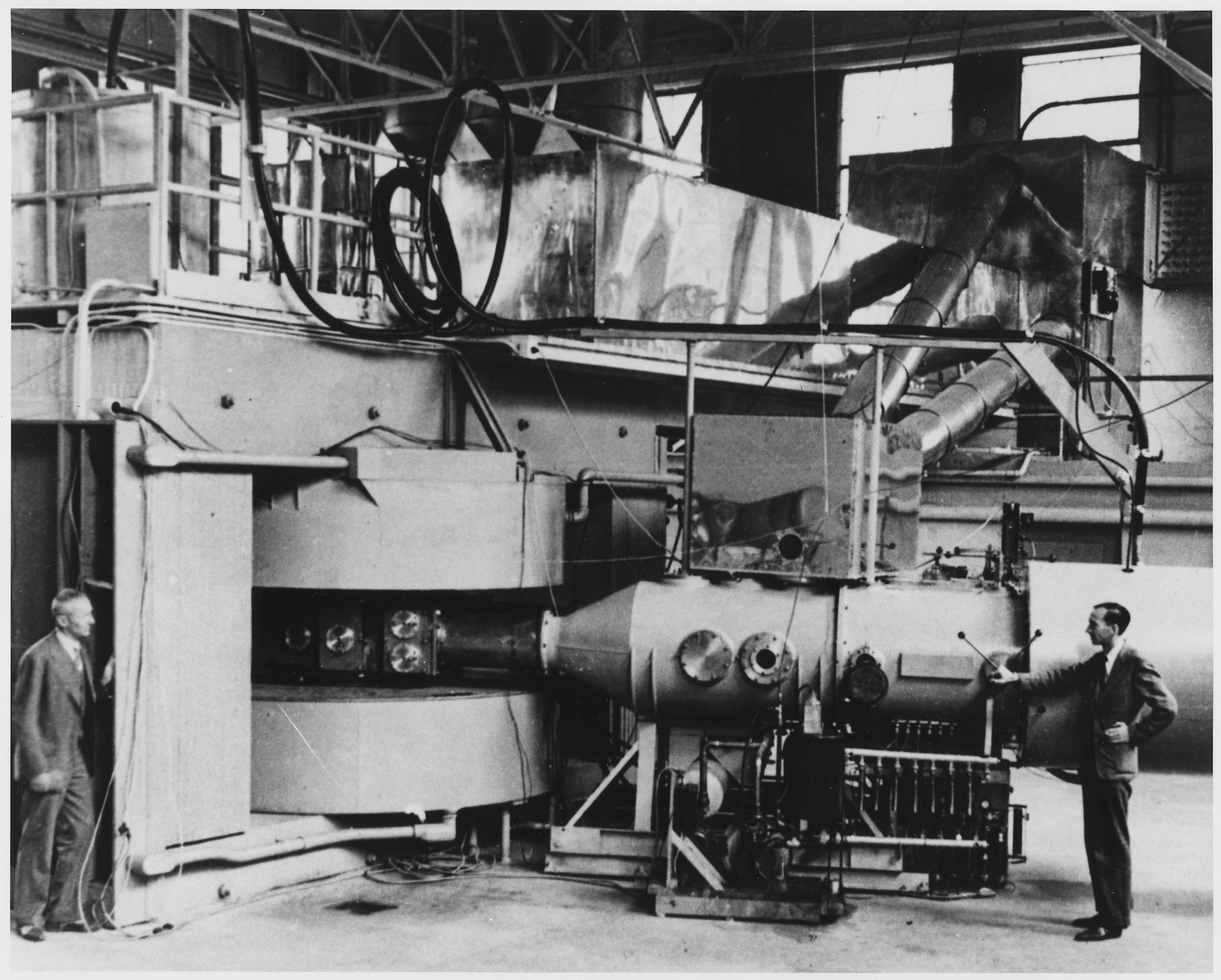 Le cyclotron du Lawrence Radiation Laboratory de Berkeley (Californie) grâce auquel le neptunium a été synthétisé pour la première fois. © Department of Energy. Office of Public Affairs, National Archives and Recrods Administration, DP