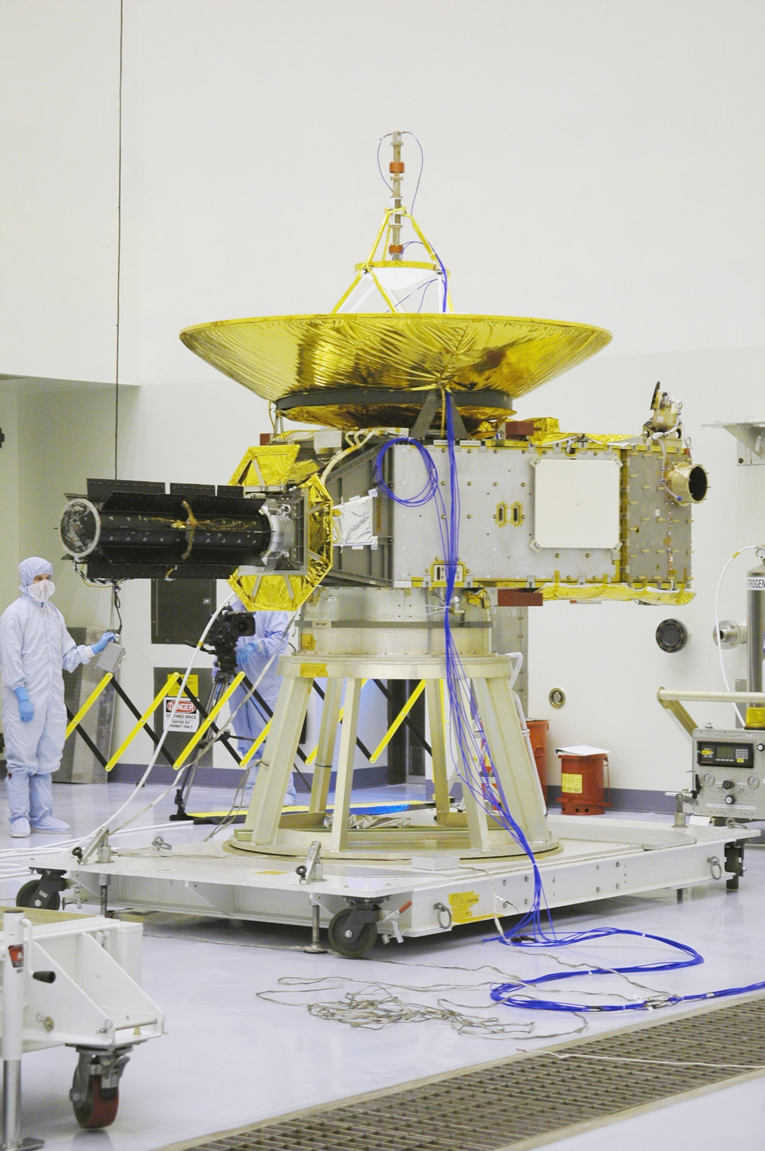 La sonde New Horizon embarque sept instruments. En raison de l'éloignement de Pluton, la lumière solaire est trop faible pour fournir l'énergie nécessaire à l'engin. Donc, pas de panneaux solaires mais un générateur à isotopes radioactifs (RTG, le tube noir sur l'image) capable de fournir suffisamment d'énergie pendant plusieurs décennies. © Nasa