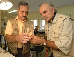 José Bermúdez de Castro, à gauche, et Eudald Carbonell, à droite, examinent leur trouvaille. © EIA/Jordi Mestre