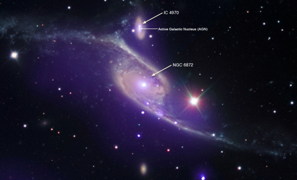 Cette image composite provient des observations faites avec trois télescopes. Elle montre les deux galaxies NGC 6872 et IC 4970 en interaction. Les observations dans le domaine des rayons X faites par Chandra sont en mauve, tandis que les données infrarouges du télescope spatial Spitzer sont en rouge et les données optiques du Very Large Telescope (VLT) de l'ESO sont en rouge, vert et bleu. © Rayons X : Nasa, CXC, SAO, M. Machacek ; visible : ESO, VLT ; infrarouge : Nasa, JPL-Caltech