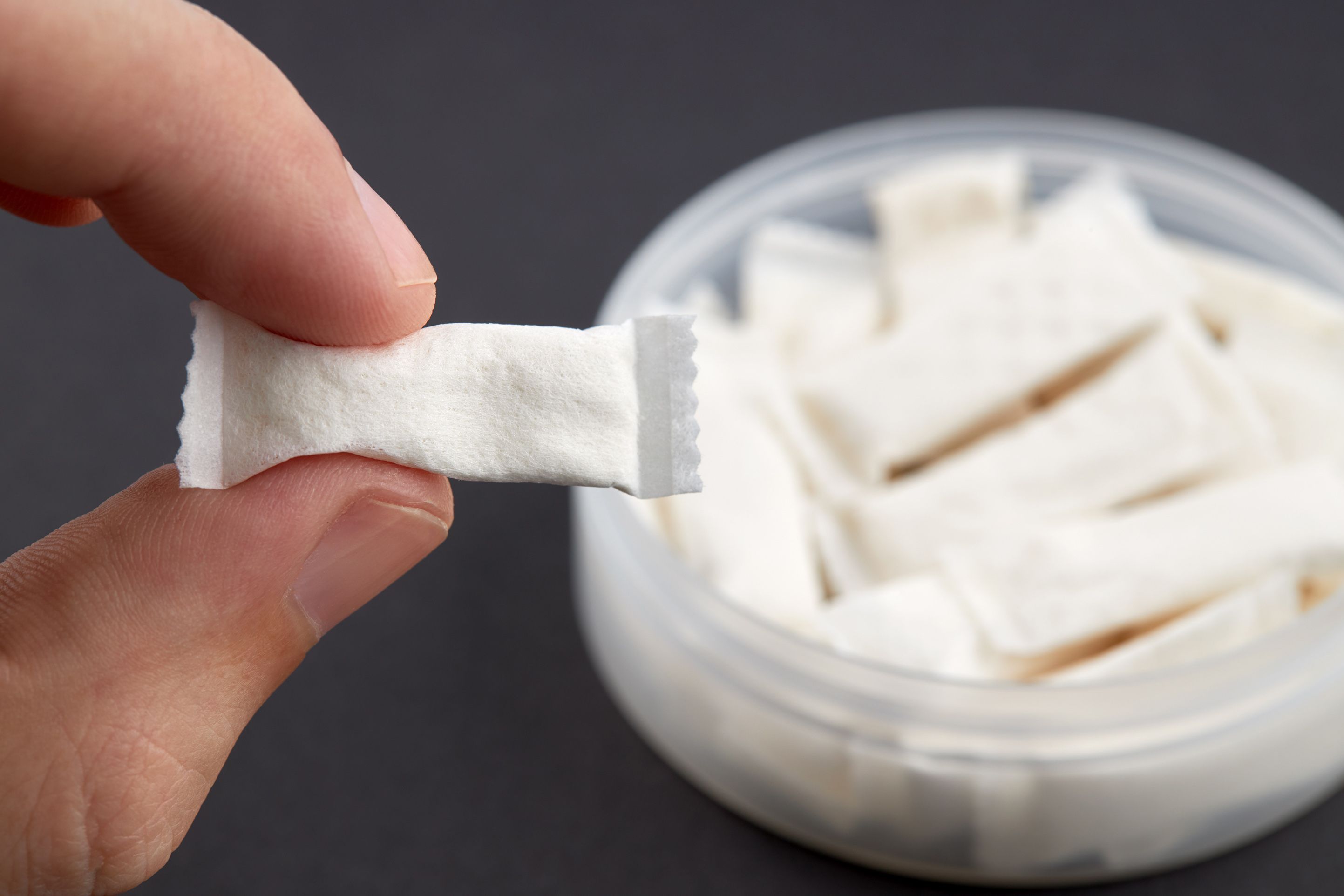 Les sachets de nicotine, produit qui cible particulièrement les jeunes, vont être prochainement interdits. © Andrii Atanov, Getty Images