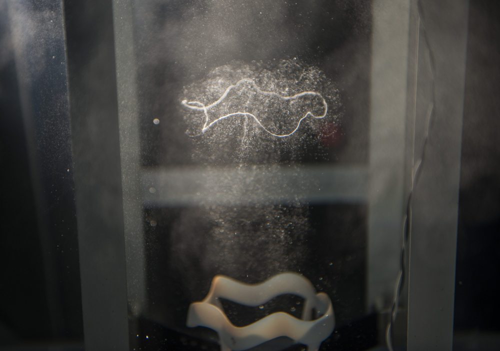 Une image montrant la formation d'un nœud tourbillonnaire avec le dispositif des deux chercheurs de l'université de Chicago. © Université de Chicago, Robert Kozloff