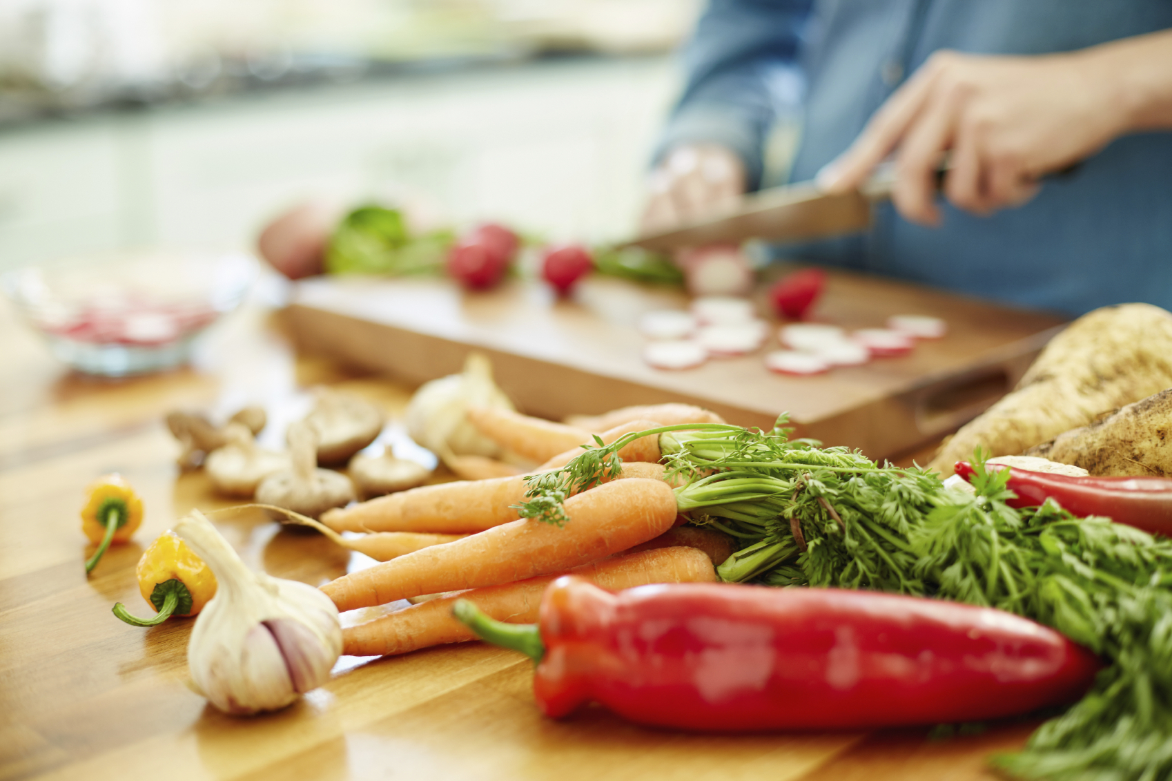 une alimentation saine, riche en fruits, en légumes, en poisson et en viande maigre, contribuerait fortement à réduire les symptômes dépressifs. © Neustockimages, Istock.com
