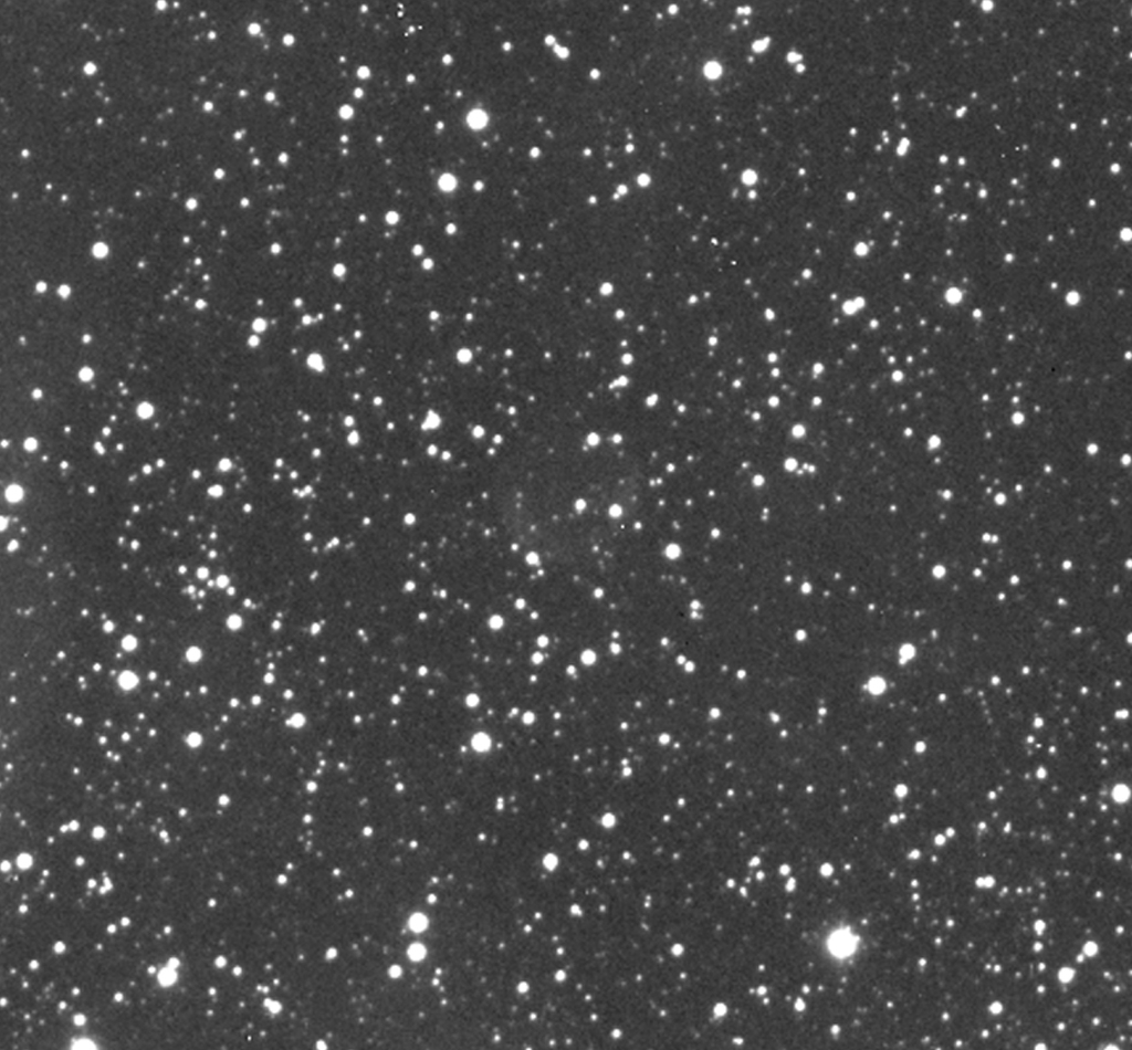 La très discrète nébuleuse planétaire NP Dû 1 est la petite bulle gazeuse au centre de ce cliché. © P. Le Dû
