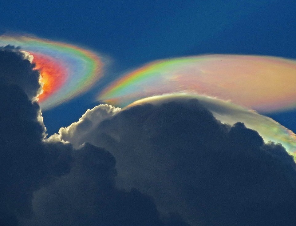 Nuages irisés photographiés en Floride. Il s'agit de pileus, surnommés nuages en capuchon. © Ken Rotberg