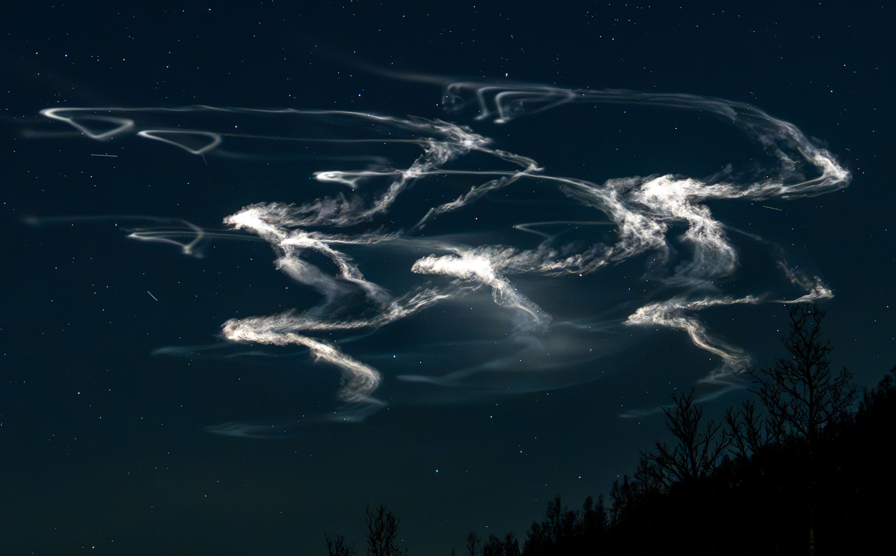 Un photographe a immortalisé les nuages créés par la Nasa dans le ciel de Norvège ce dimanche 10 novembre 2024. © Ivar Sandland