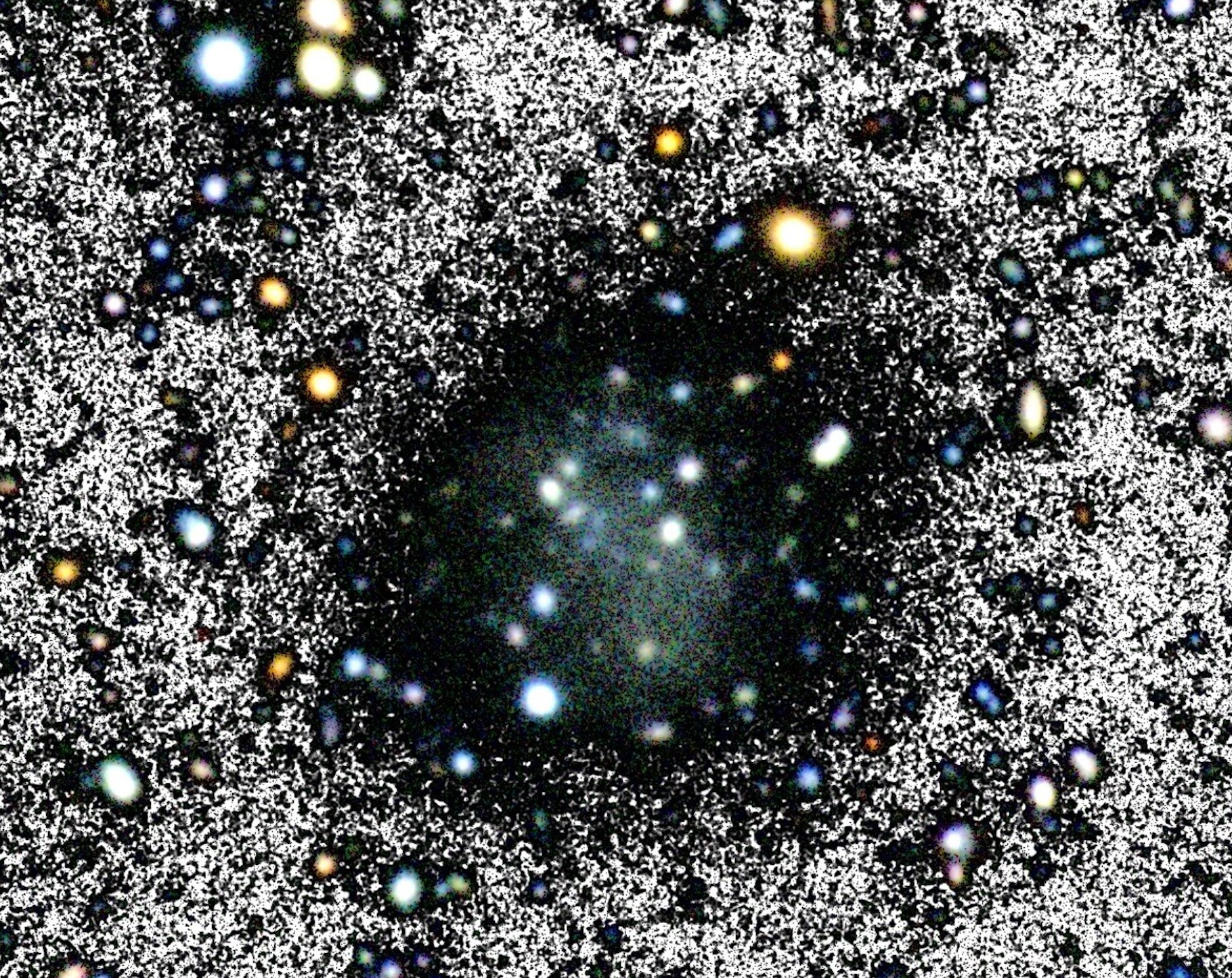 La galaxie Nube telle que vue par une composition d’une image en couleur et d’une image en noir et blanc afin de faire ressortir l’arrière-plan. © Mireia Montes, GTC