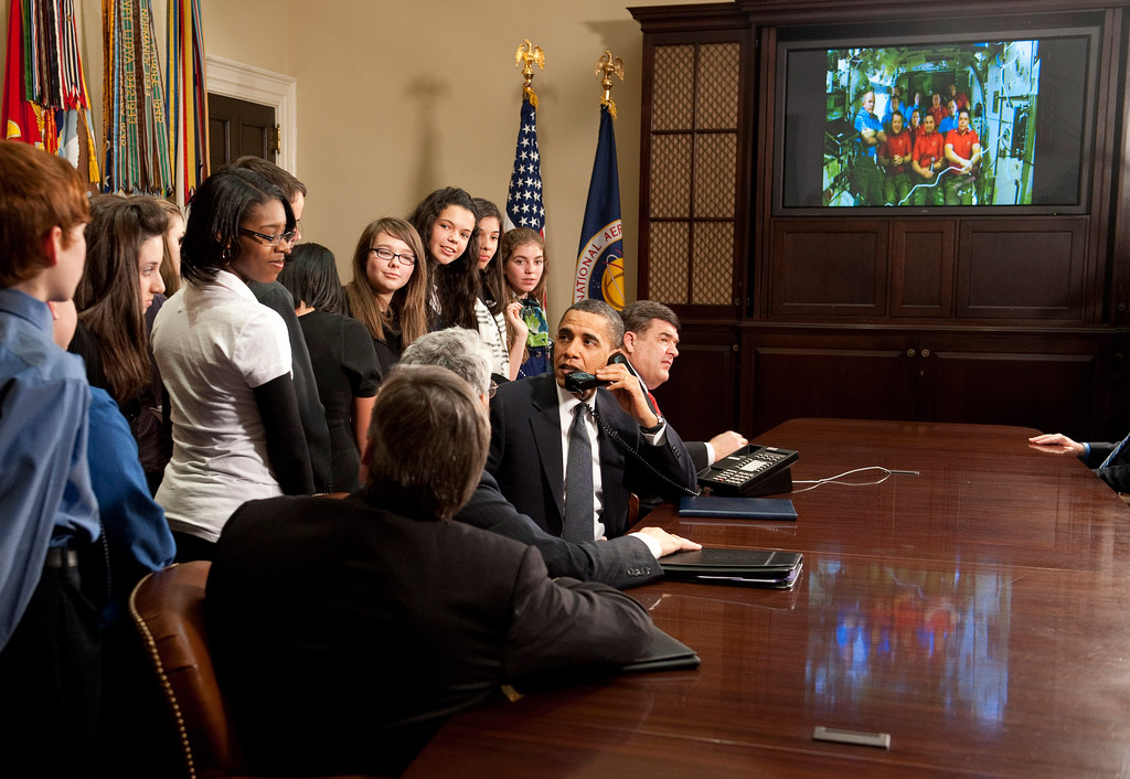 Le président Barack Obama, dans la salle Roosevelt de la Maison Blanche en conversation téléphonique avec les 11 astronautes à bord de la Station (17 février). Crédits Nasa/Bill Ingalls