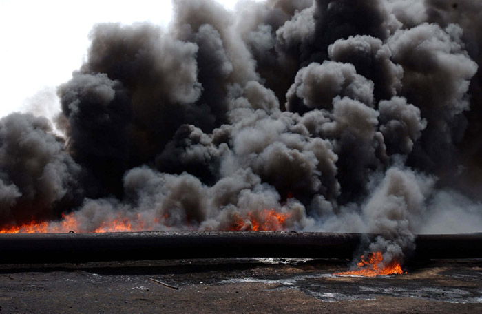 Du pétrole d'un gisement en Irak en train de brûler. Crédit : UK Ministry of Defence