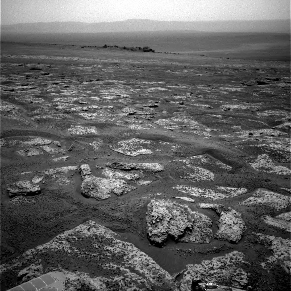 Cette image a été réalisée par la caméra de navigation d'Opportunity juste avant que le rover n'atteigne le bord du cratère Endeavour. © Nasa/JPL-Caltech
