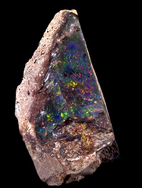 L’opale est un cristal photonique naturel. Pour leurs expérimentations, les chercheurs du MIT ont utilisé les mêmes principes, mais adaptés à l'infrarouge. © Wikipédia