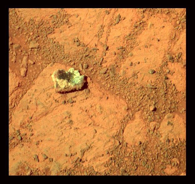 Version colorisée du rocher « Pinnacle Island », ce caillou&nbsp;apparu récemment près d’Opportunity. Les scientifiques pensent qu’il pourrait s’agir d’un débris éjecté d’une roue du rover. © Nasa, JPL ; colorisation : Stuart Atkinson