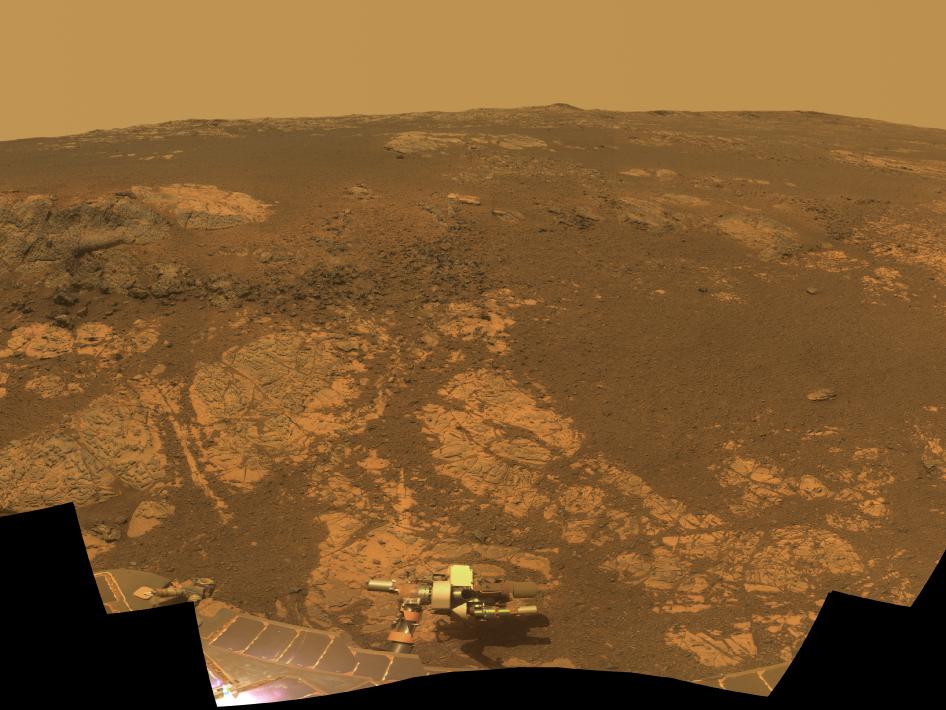 Une image de la colline Matijevic réalisée en janvier 2012 à l'occasion du huitième anniversaire de l'atterrissage d'Opportunity, montrant la zone qu'il étudiait alors. C'est là que des argiles ont été découvertes. L'image a été obtenue à partir de plusieurs photographies en infrarouge, en vert et en violet. Les couleurs ont donc été reconstituées et sont à peu près celles que verrait un humain, selon la Nasa. © Nasa, JPL-Caltech, Cornell University, Arizona State University