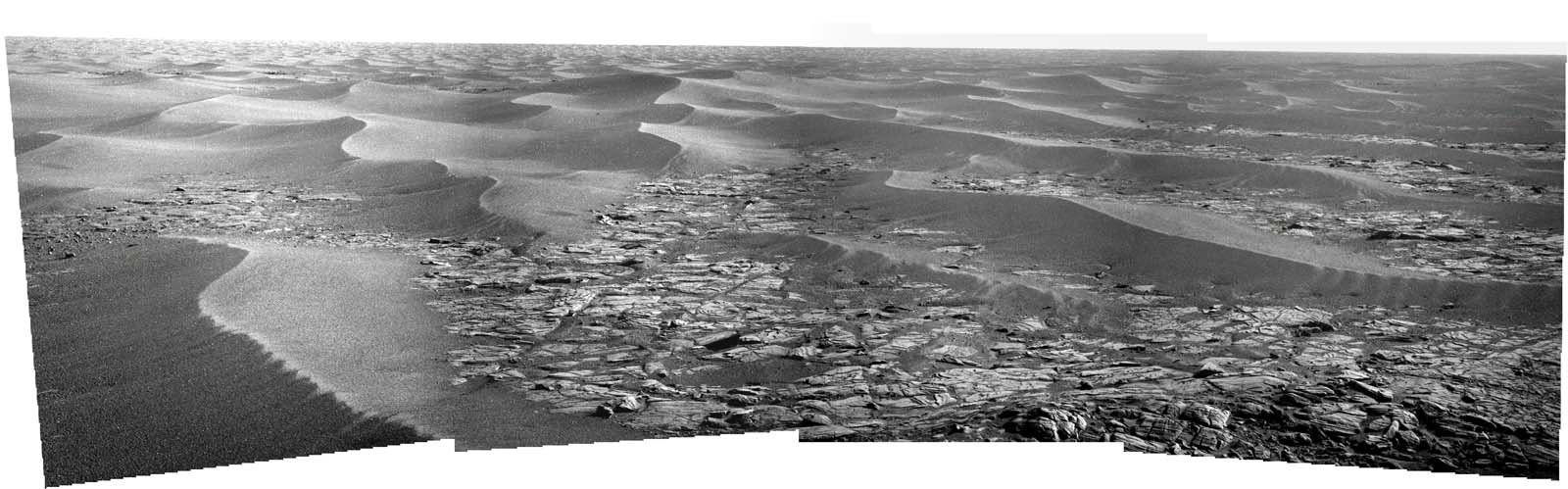 Vue mosaïque (quatre images) du paysage photographié par Opportunity au Sol 1783, au moment précis où MRO survolait le rover. Crédit Nasa – Montage Futura-Sciences