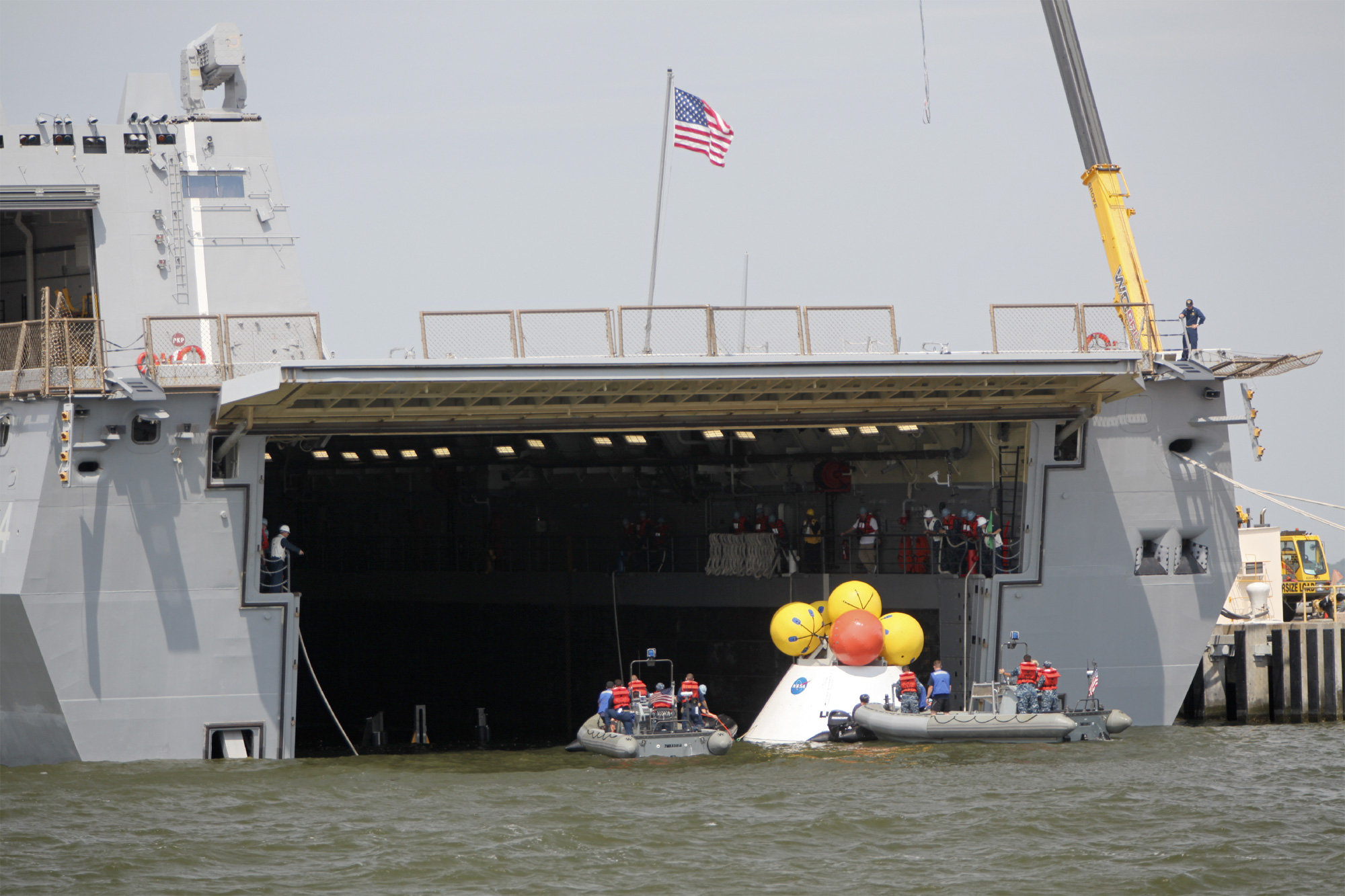 La Nasa utilise les installations de la base navale de Norfolk pour apprendre, avec les marins américains, à récupérer la capsule Orion. Lors de missions habitées, c'est l’US Navy qui sera chargée de la récupération de la capsule de retour d'orbite. © Nasa