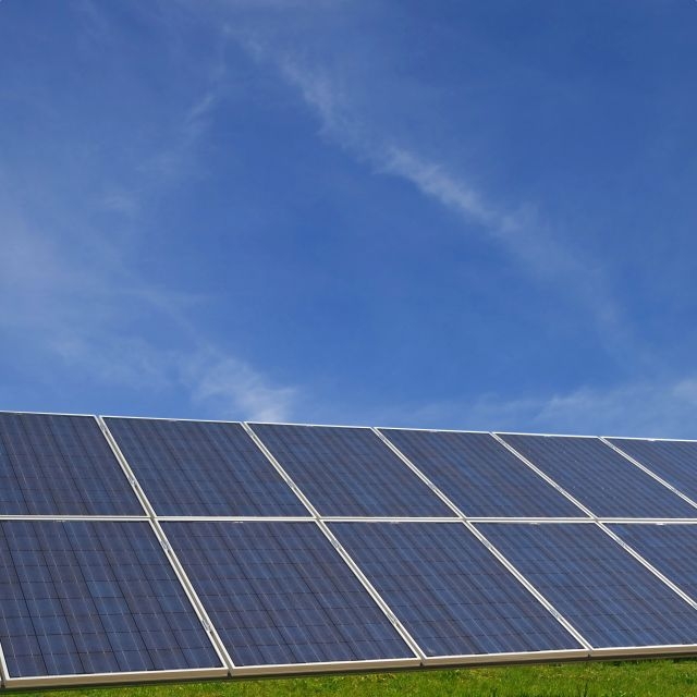 Le parc photovoltaïque français a augmenté de 1,2 GW en 2012. Cette progression s'explique en partie par l'inauguration de centrales photovoltaïques possédant plusieurs dizaines de milliers de panneaux solaires. © Somatuscan, shutterstock.com