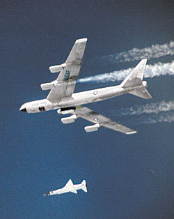 Le lanceur Pegasus largué par un B52, inusable bombardier de l'US Air Force depuis 1952. © DR