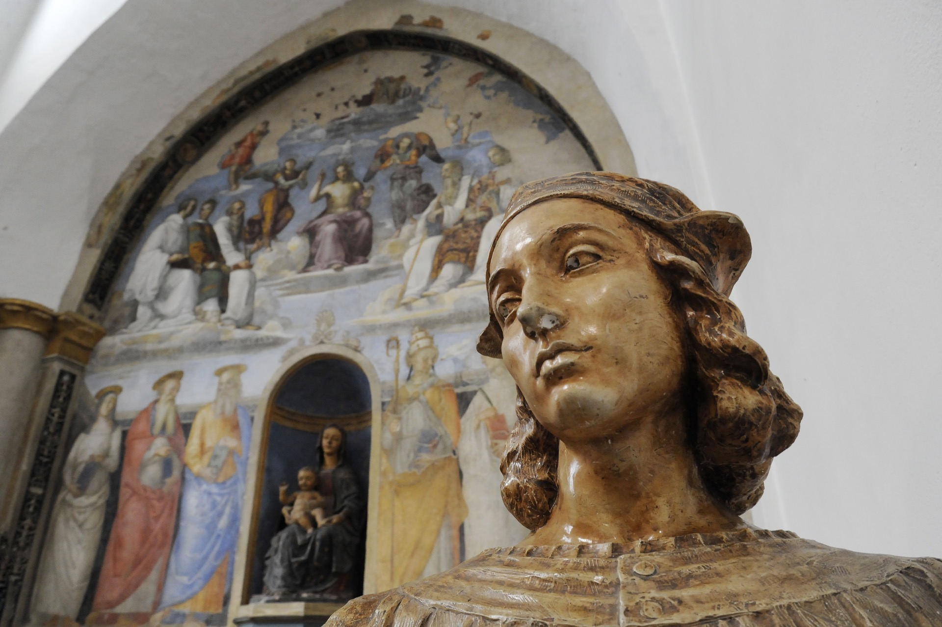 Le buste de Raffaello Sanzio, dit Raphaël. En arrière-plan, l'une de ses fresques. Chapelle de San Severo, Pérouse, Italie. © Davide Zanin, Adobe Stock