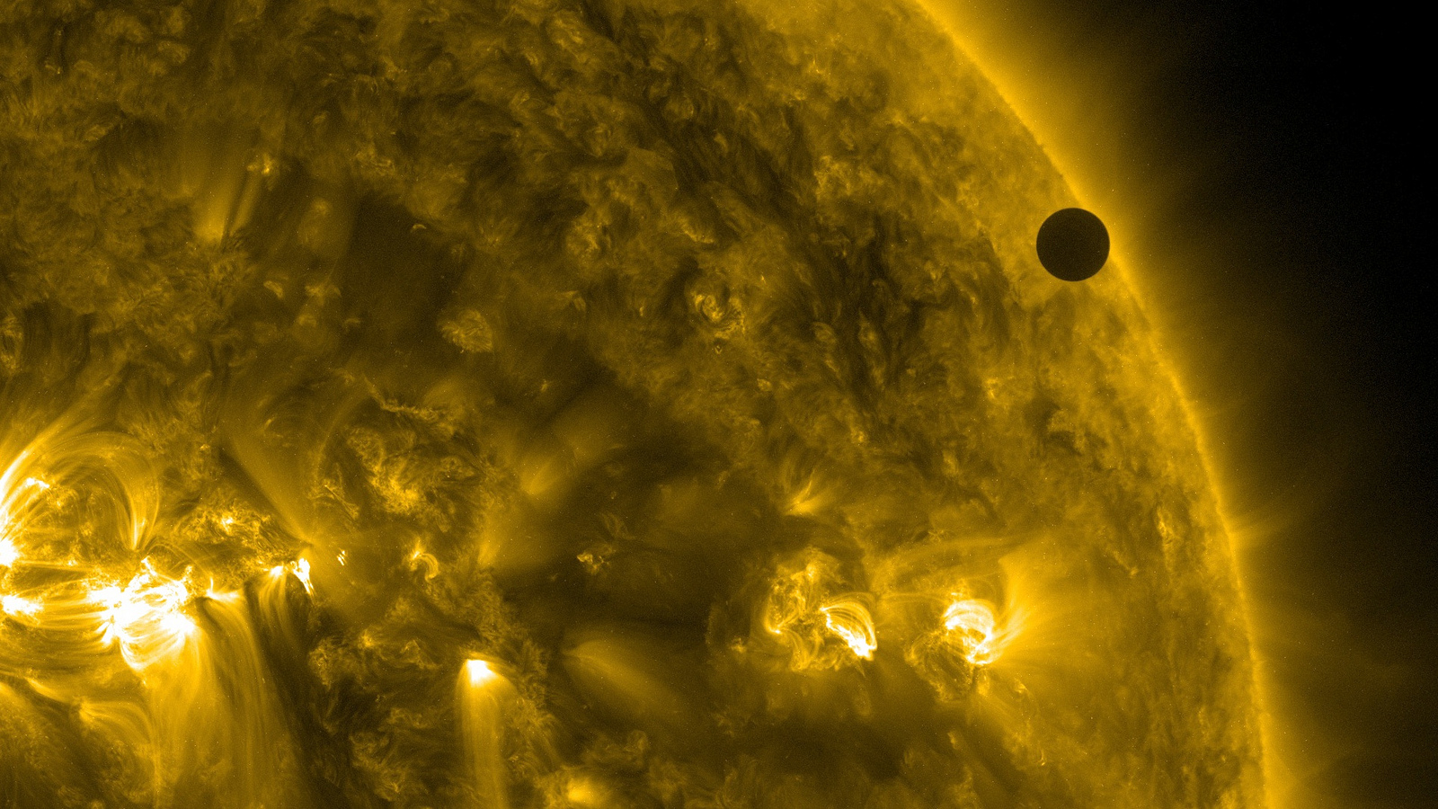 Vénus, ici de passage devant le Soleil, présente une période de rotation synodique (117 jours) largement inférieure à sa période de rotation sidérale (243 jours). © Nasa Goddard Space Flight Center, Flickr, CC by 2.0