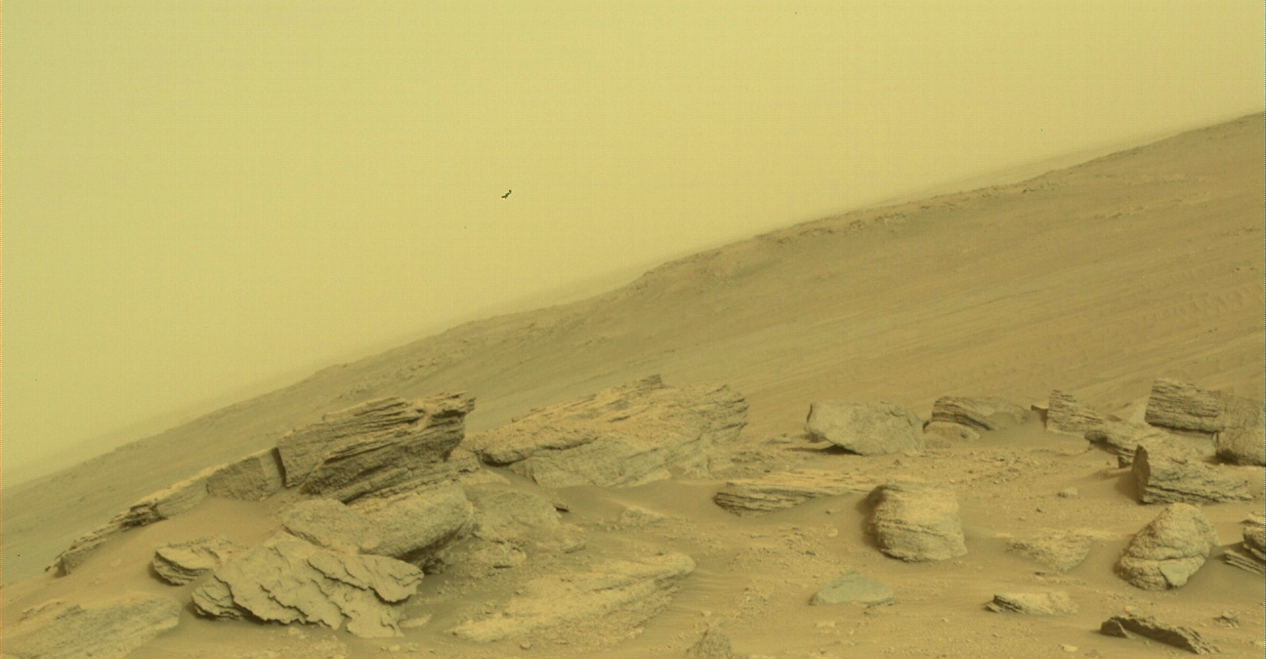 Si vous regardez bien cette image renvoyée par Perseverance, le rover de la Nasa en mission sur Mars, vous y découvrirez ce qui ressemble à un ovni dans le ciel de la planète rouge. © Nasa, JPL-Caltech