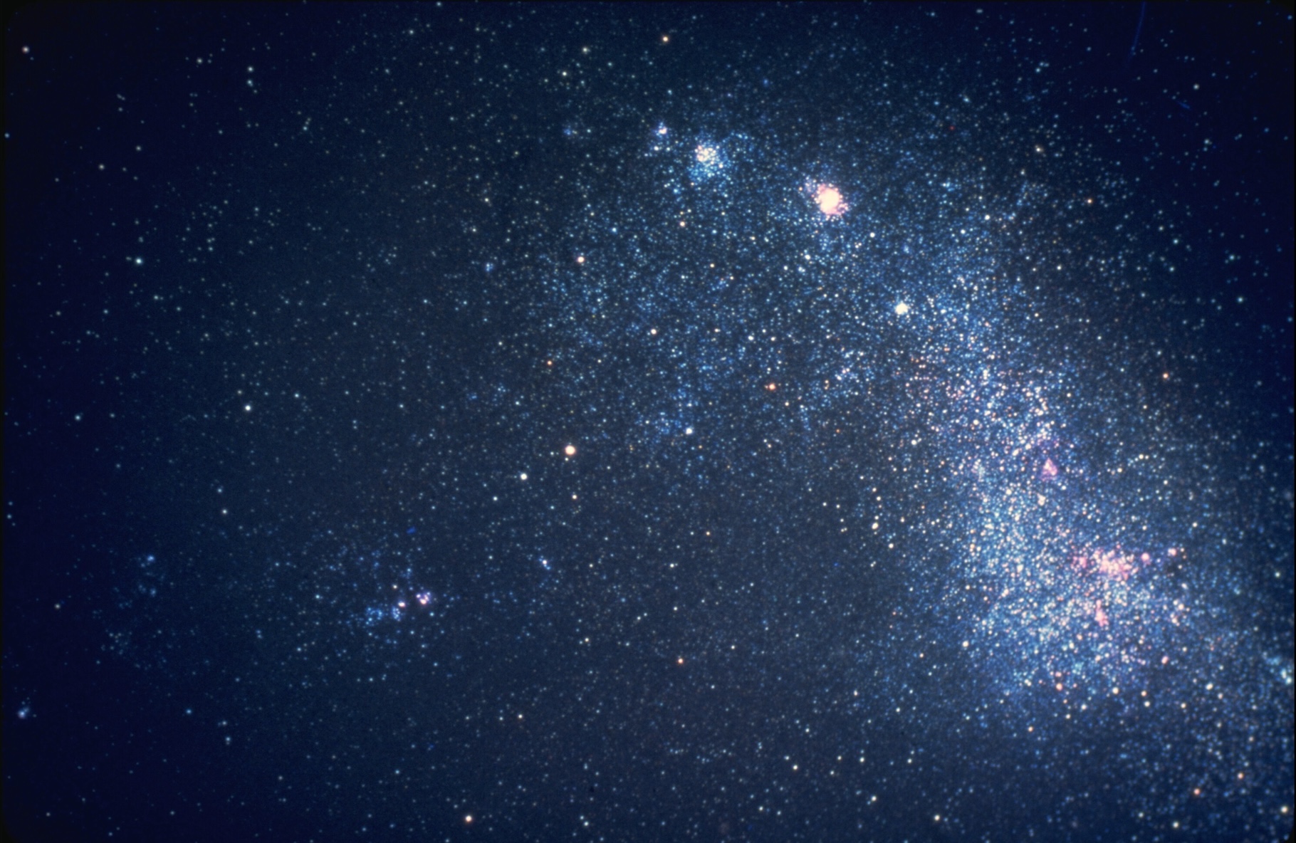 Le Petit Nuage de Magellan est une galaxie naine irrégulière située dans la constellation du Toucan, visible dans l’hémisphère sud. Une équipe internationale apporte aujourd’hui des preuves qu’elle cache en réalité deux petites galaxies naines. © ginstudio, Adobe Stock