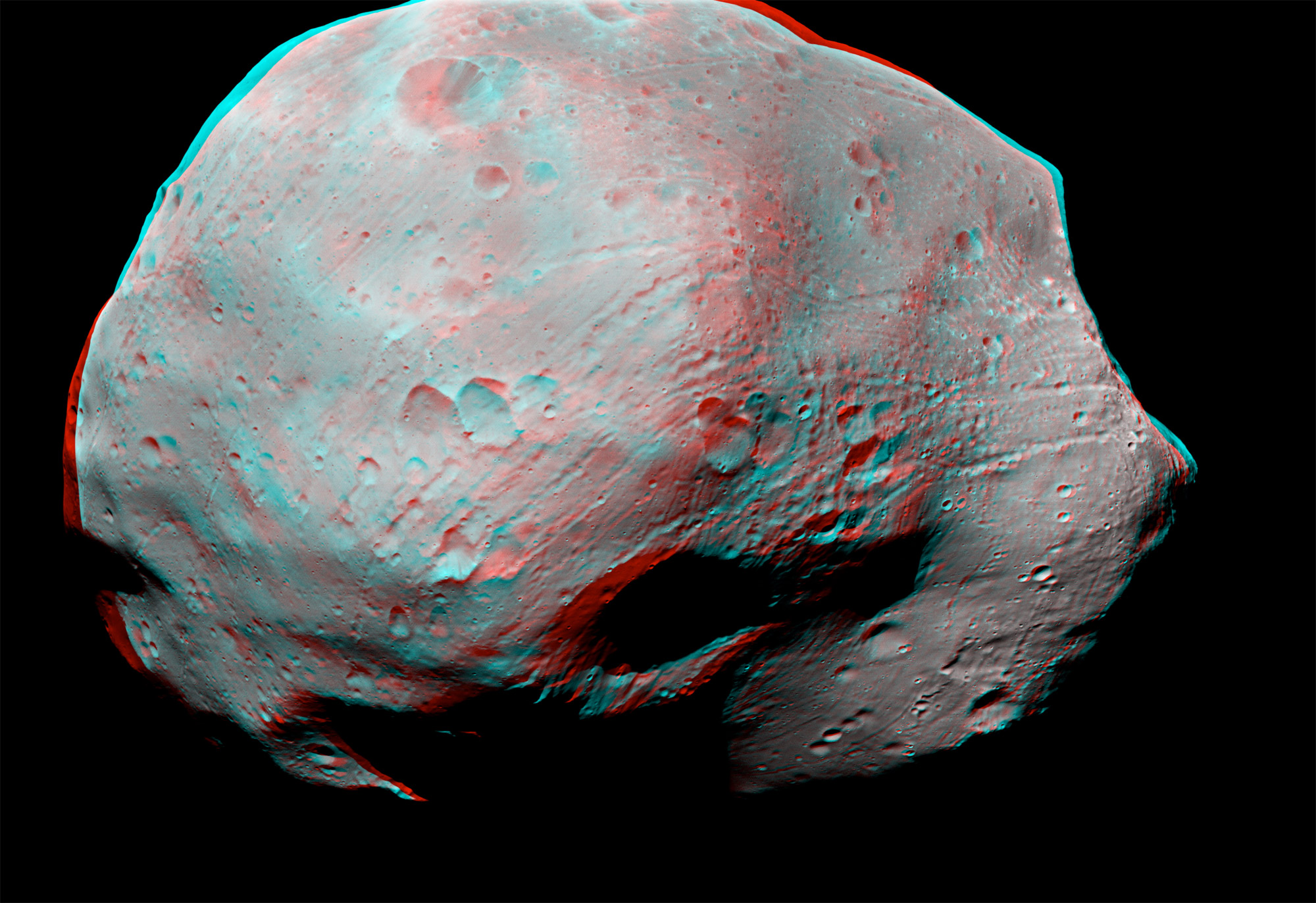 En raison de sa proximité à Mars et de son histoire et sa composition, l'exploration robotique et humaine de Phobos aura bien lieu. Mieux encore, il pourrait devenir un poste avancé de l'exploration humaine de Mars. Cette vue en 3D (visible avec des lunettes anaglyphes) a été acquise par la sonde européenne Mars Express depuis une distance d'environ 10 km. © Esa /DLR/FU Berlin (G. Neukum)
