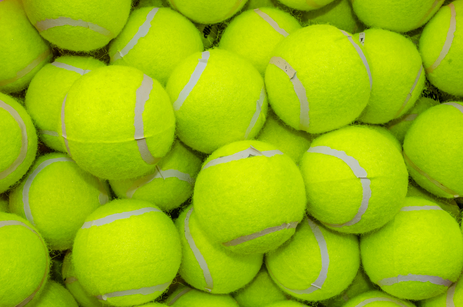 En estimant combien d’arrangements différents sont possibles pour un système composé de 128 balles de tennis, les chercheurs espèrent aider à résoudre des problèmes de physique de la matière granulaire autrement plus importants, comme la prédiction des mouvements d’avalanche, par exemple. © Wuttichai jantarak, Shutterstock