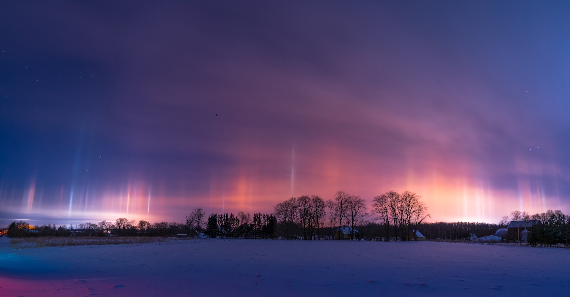 Les piliers lumineux qui se dressent parfois dans le ciel par temps froid ne sont pas des aurores boréales. Ils sont dus à la pollution lumineuse. © Aleksandr, Adobe Stock