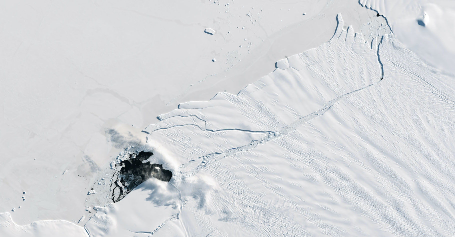 Le glacier de l’île du Pin, Pine Island Glacier, a formé des glaciers en 1992, 1995, 2001, 2007, 2013, 2015, 2017 – en image ici –, 2018 et désormais, 2020. © Earth Observatory, Nasa
