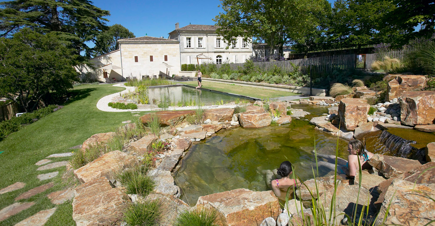 La piscine écologique du château Franc Mayne. © SunSD, Wikimedia Commons, CC by-sa 3.0