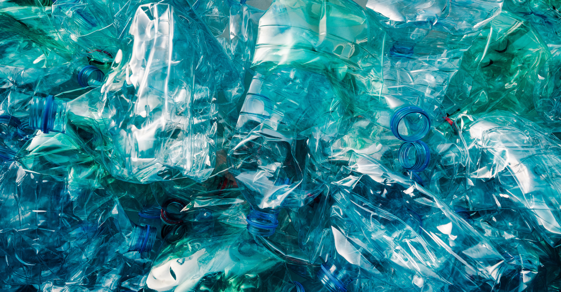 Chaque année, plus de 300.000 tonnes de bouteilles en plastique jetables sont produites en France. Mais des solutions arrivent sur le marché pour nous aider à adopter les habitudes de consommation plus responsables et plus saines. © Bits and Splits, Adobe Stock