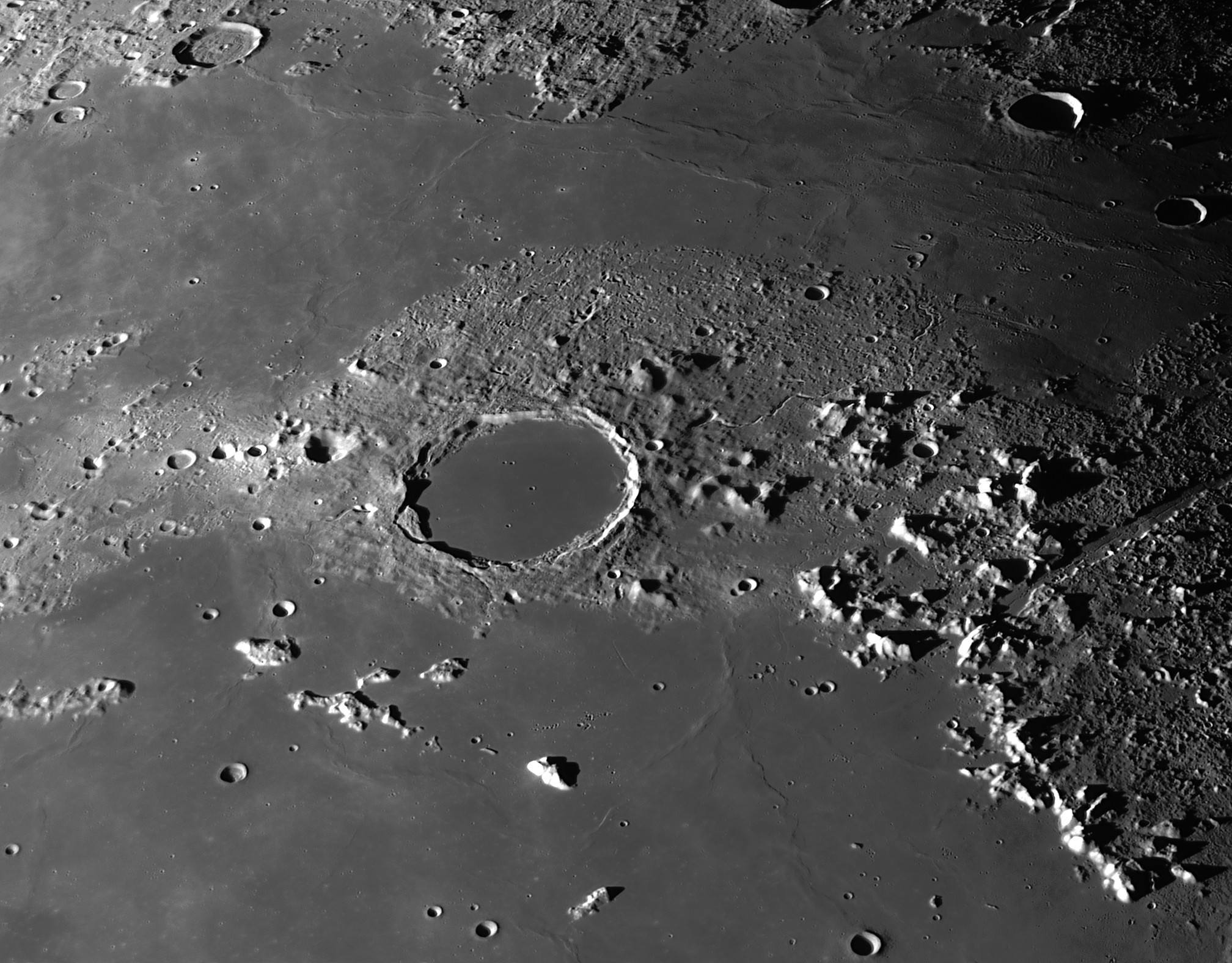 Photographiée en haute résolution, la région lunaire de Platon révèle un pan de l'histoire de notre satellite. © Christian Viladrich