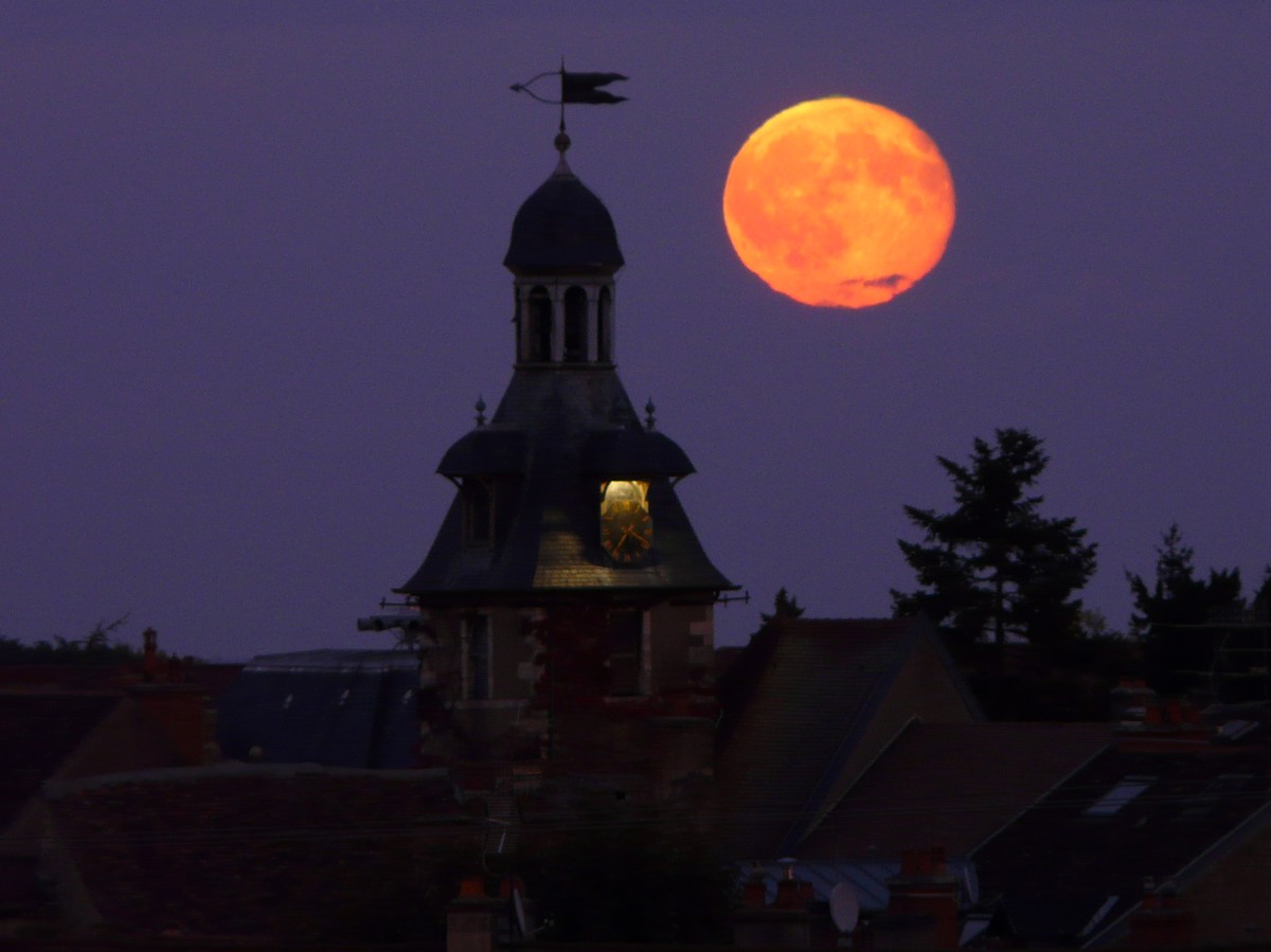 Lever de Pleine Lune photographié le 13 octobre en soirée au-dessus du beffroi de Nuits-Saint-Georges (Côte d'Or). On distingue un petit rayon vert au sommet du globe lunaire. © J.-B. Feldmann