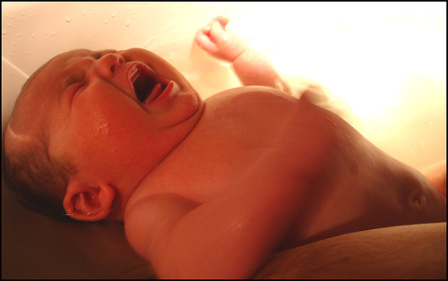 Les bébés privés d'amour maternel pourraient développer une dérégulation des bonnes fonctions du cerveau. © Etolane / Licence Creative Commons