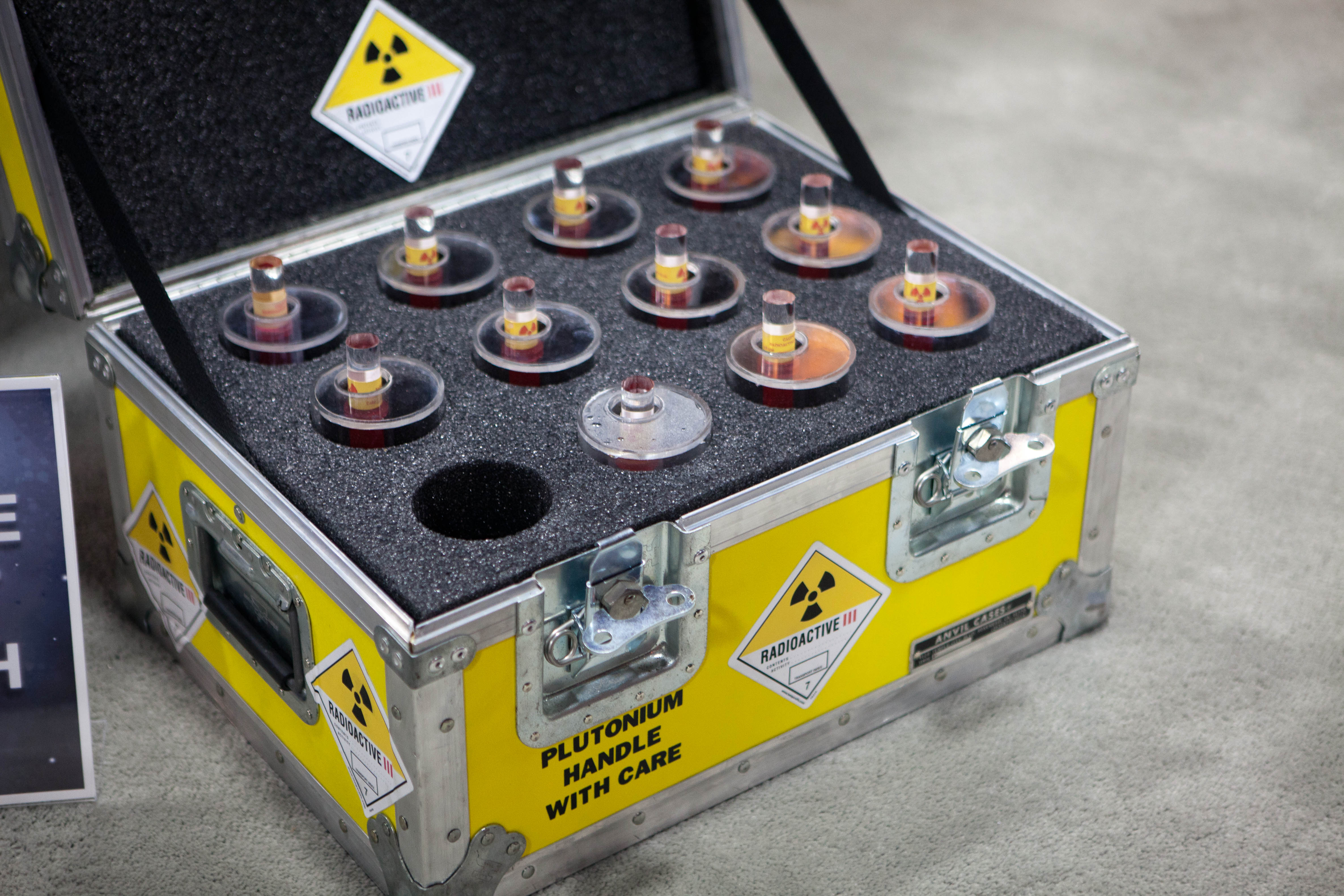 Le plutonium présente une radiotoxicité très élevée et doit être manipulé avec les plus grandes précautions. © Mooshuu, Flickr, CC by-sa 2.0 